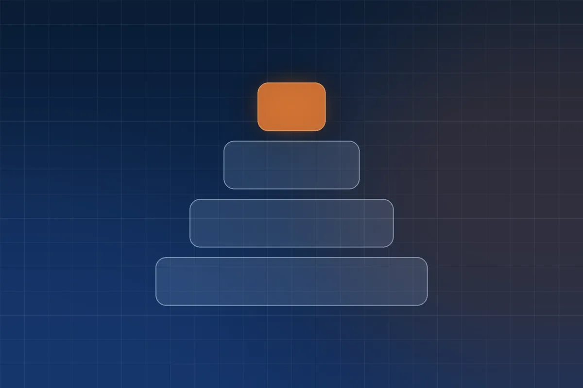 Illustration : une pyramide de verre en quatre niveaux, le sommet en orange